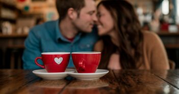 Dating Cafe bringt Singles zusammen. (Foto: AdobeStock Curioso.Photography _808221233)