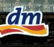 Das dm-drogerie markt Logo, Symbol für nachhaltiges und soziales Engagement (Foto: AdobeStock-786701109 Martin Debus)