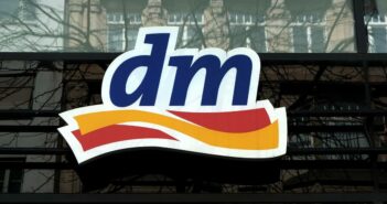 Das dm-drogerie markt Logo, Symbol für nachhaltiges und soziales Engagement (Foto: AdobeStock-786701109 Martin Debus)