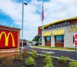 Das erste McDonald's Restaurant in San Bernardino, Kalifornien, markierte den Beginn einer globalen Erfolgsgeschichte." (Foto: AdobeStock-866808606 Refrina)