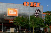 Obi-Baumarktfiliale mit großem Außenbereich und Parkmöglichkeiten (Foto: AdobeStock 959633764 Ulf)