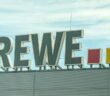 Die Rewe Group ist mit rund 380.000 Mitarbeitenden und Märkten wie Rewe und Penny einer der größten Akteure im europäischen Einzelhandel. (Foto: AdobeStock 592782226-Annabell Gsödl)