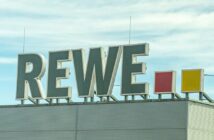 Die Rewe Group ist mit rund 380.000 Mitarbeitenden und Märkten wie Rewe und Penny einer der größten Akteure im europäischen Einzelhandel. (Foto: AdobeStock 592782226-Annabell Gsödl)