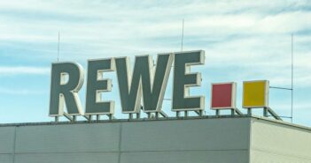 Die Rewe Group ist mit rund 380.000 Mitarbeitenden und Märkten wie Rewe und Penny einer der größten Akteure im europäischen Einzelhandel. (Foto: AdobeStock 592782226-Annabell Gsödl)